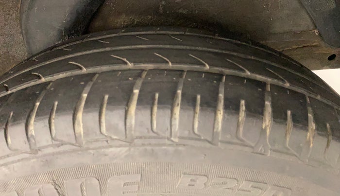 2014 Hyundai i20 MAGNA (O) 1.2, Petrol, Manual, 1,03,008 km, Left Rear Tyre Tread