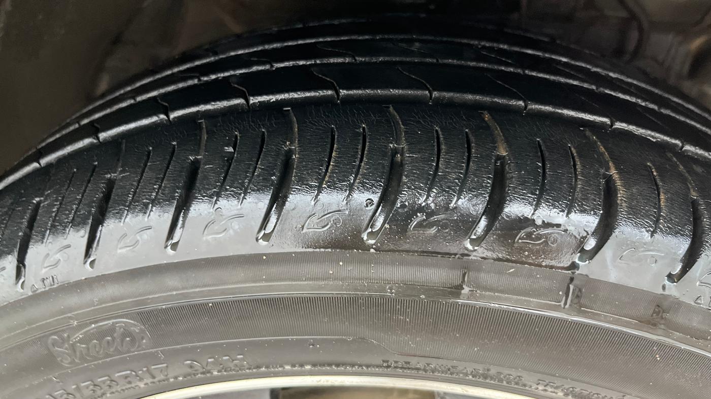2021 Mahindra XUV300 W8 (O) 1.2 PETROL, Petrol, Manual, 17,625 km, Right Front Tyre Tread