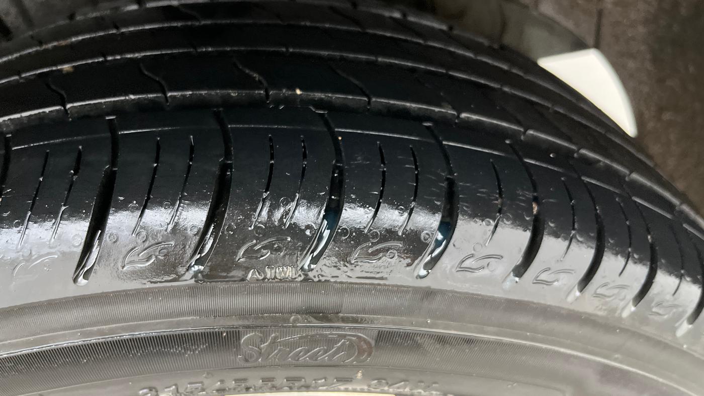 2021 Mahindra XUV300 W8 (O) 1.2 PETROL, Petrol, Manual, 17,625 km, Left Rear Tyre Tread