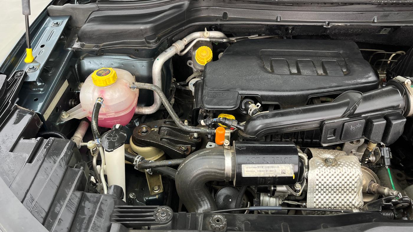 2021 Mahindra XUV300 W8 (O) 1.2 PETROL, Petrol, Manual, 17,625 km, Engine View - Right