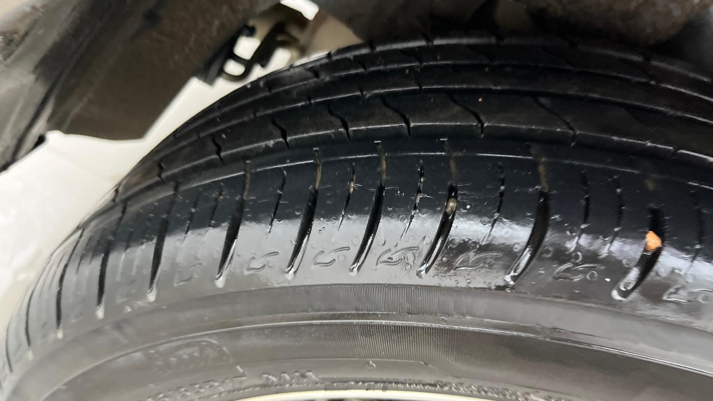 2021 Mahindra XUV300 W8 (O) 1.2 PETROL, Petrol, Manual, 17,625 km, Right Rear Tyre Tread