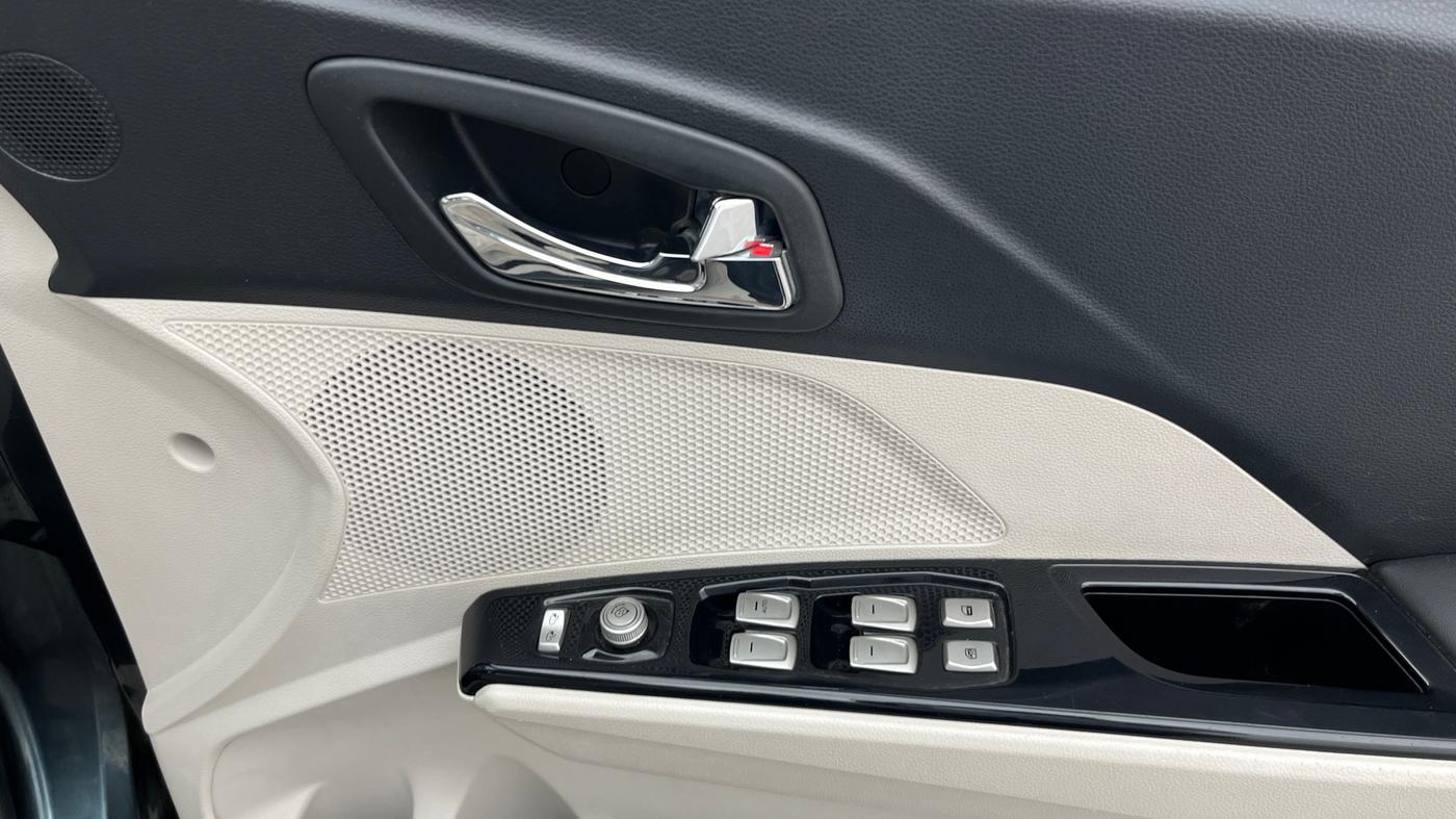 2021 Mahindra XUV300 W8 (O) 1.2 PETROL, Petrol, Manual, 17,625 km, Driver Side Door Panels Control