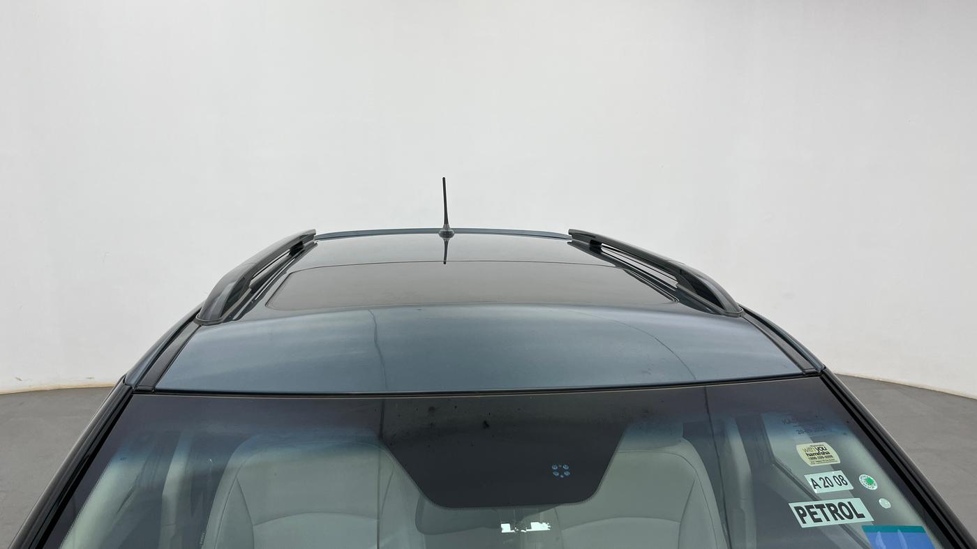 2021 Mahindra XUV300 W8 (O) 1.2 PETROL, Petrol, Manual, 17,625 km, Moonroof/ Sunroof
