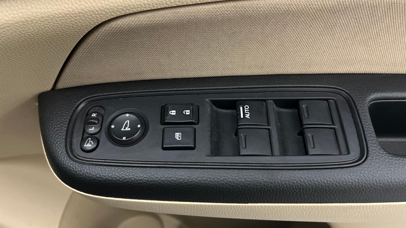 2020 Honda Amaze 1.2L I-VTEC VX CVT, Petrol, Automatic, 32,205 km, Driver Side Door Panels Control