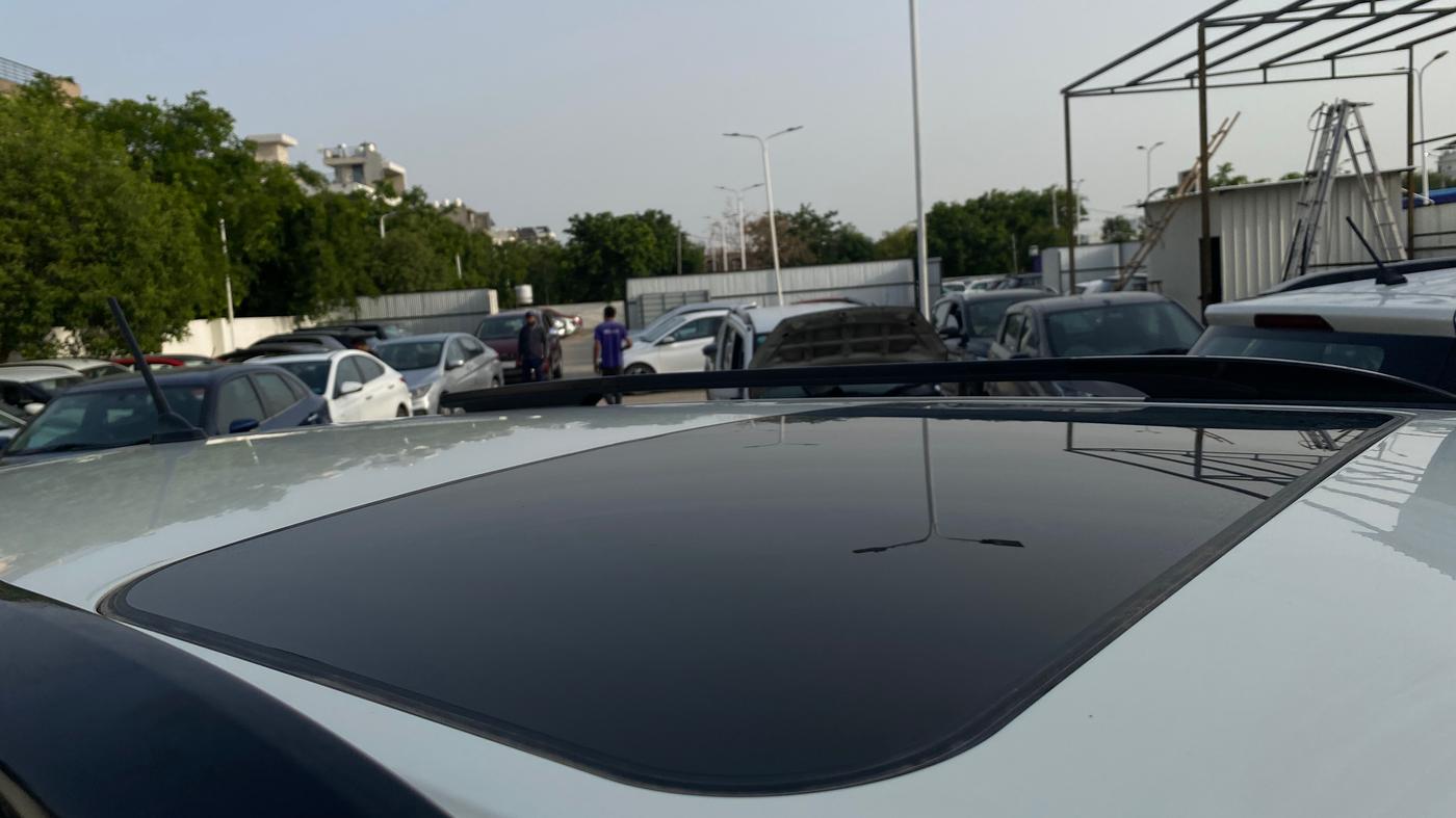 2022 Mahindra XUV300 W6 1.2 PETROL, Petrol, Manual, 59,995 km, Moonroof/ Sunroof