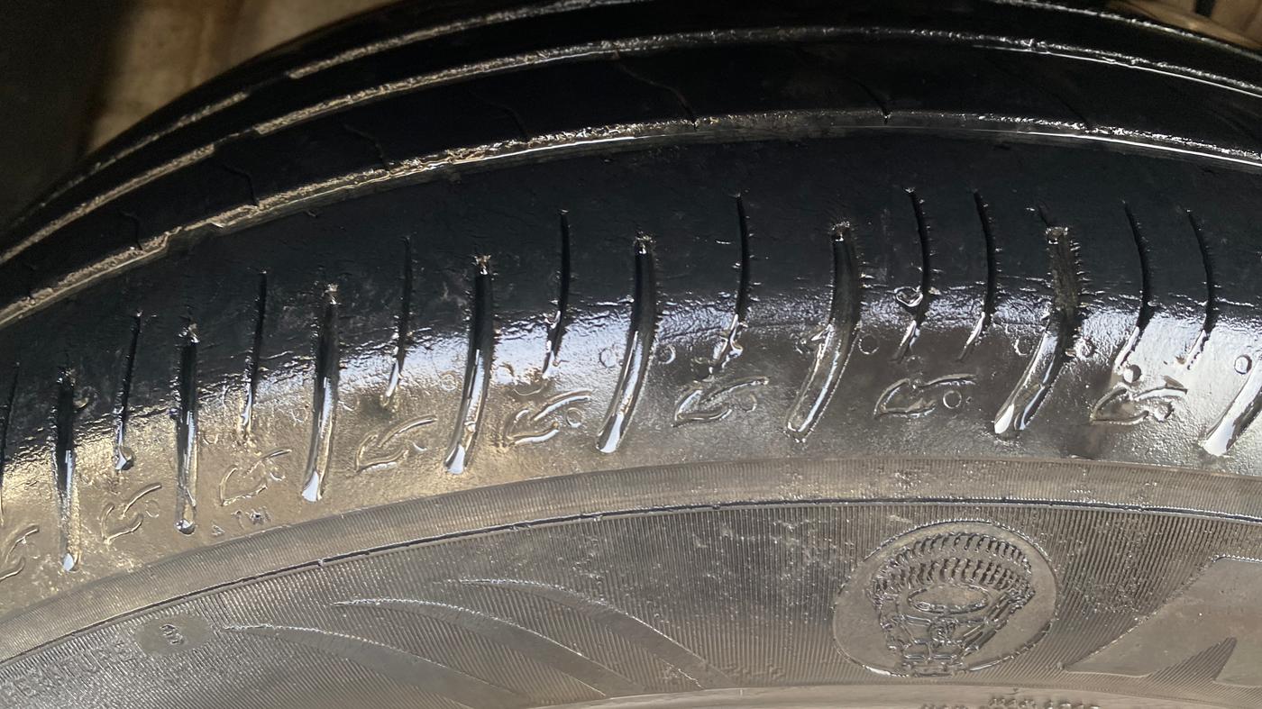 2022 Mahindra XUV300 W6 1.2 PETROL, Petrol, Manual, 59,995 km, Right Front Tyre Tread