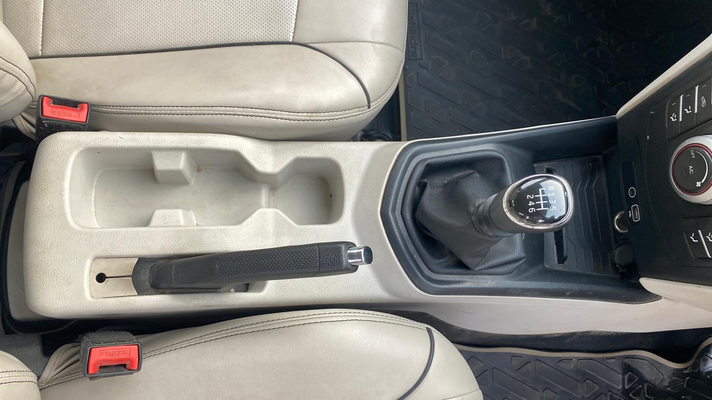 2022 Mahindra XUV300 W6 1.2 PETROL, Petrol, Manual, 59,995 km, Gear Lever