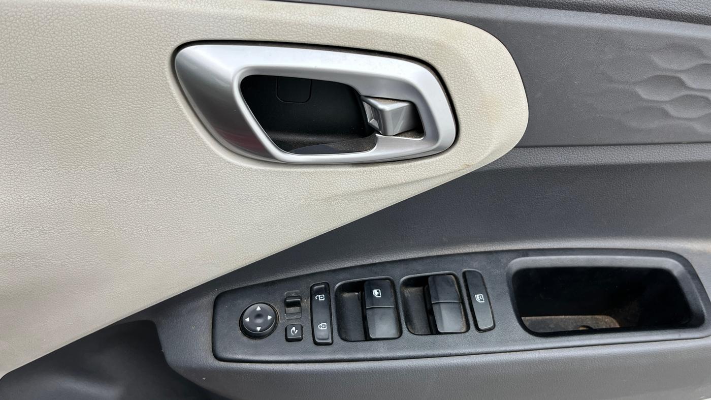 2020 Hyundai AURA SX PLUS 1.2 AMT, Petrol, Automatic, 70,508 km, Driver Side Door Panels Control