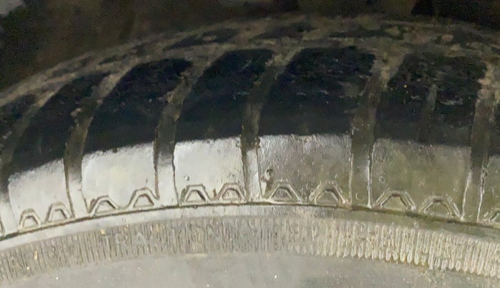 2012 Hyundai i10 MAGNA 1.2, CNG, Manual, 1,10,229 km, Right Front Tyre Tread