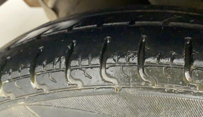 2012 Hyundai i10 MAGNA 1.2, CNG, Manual, 1,10,229 km, Right Rear Tyre Tread