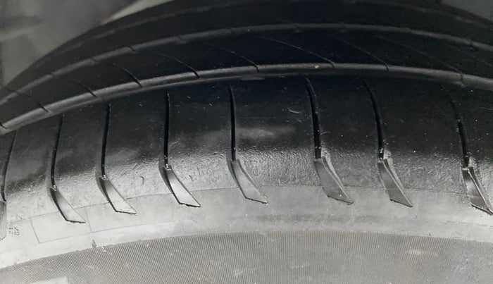 2018 Ford Ecosport 1.5TITANIUM TDCI, Diesel, Manual, 1,00,775 km, Right Front Tyre Tread
