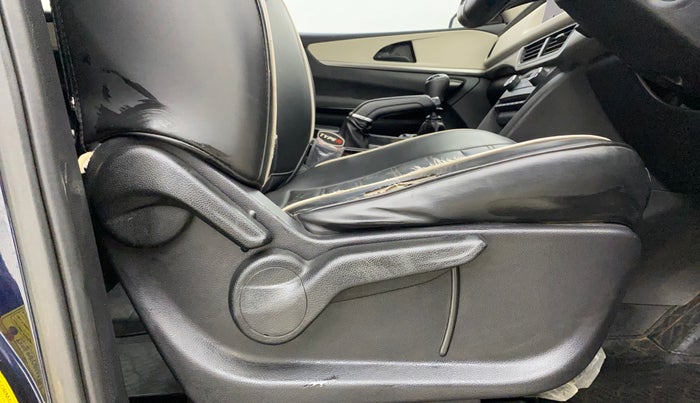 2022 Mahindra XUV700 AX 5 P MT 5 STR, Petrol, Manual, 72,134 km, Driver Side Adjustment Panel