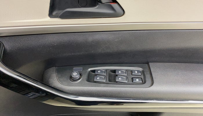 2022 Mahindra XUV700 AX 5 P MT 5 STR, Petrol, Manual, 72,134 km, Driver Side Door Panels Control