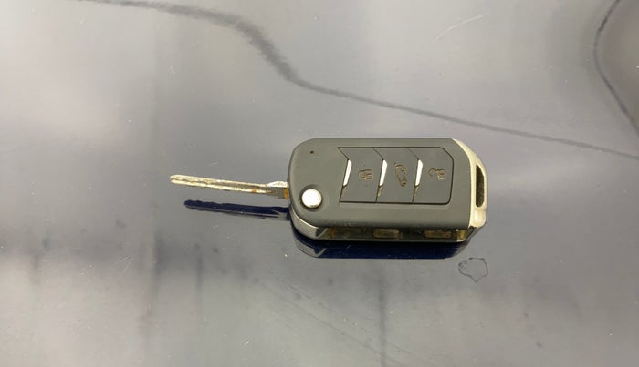 2022 Mahindra XUV700 AX 5 P MT 5 STR, Petrol, Manual, 72,134 km, Key Close Up