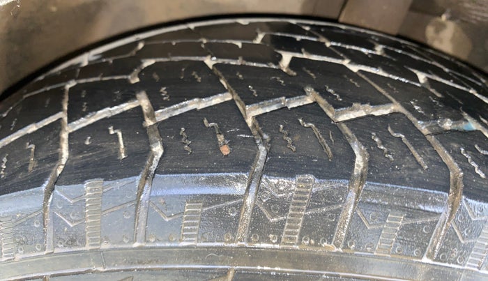 2022 Mahindra XUV700 AX 5 P MT 5 STR, Petrol, Manual, 72,134 km, Left Front Tyre Tread