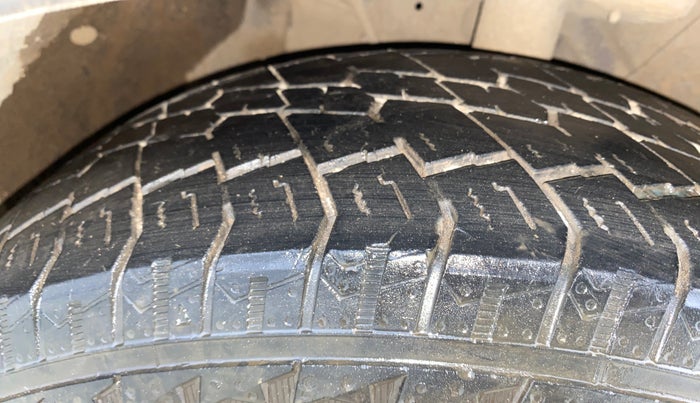 2022 Mahindra XUV700 AX 5 P MT 5 STR, Petrol, Manual, 72,134 km, Right Front Tyre Tread