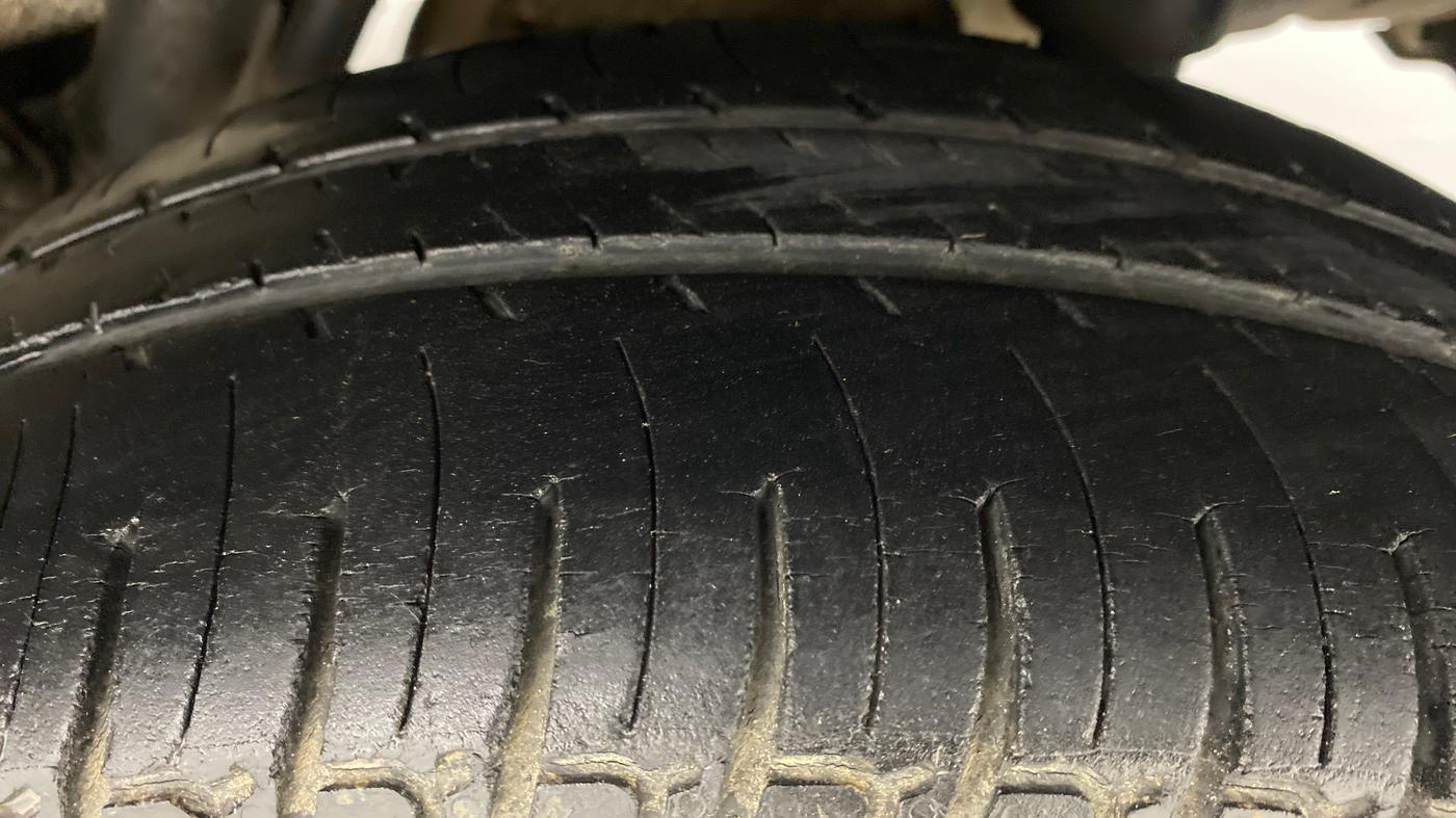 2016 Mahindra Kuv100 K6 6 STR, Petrol, Manual, 28,362 km, Left Rear Tyre Tread