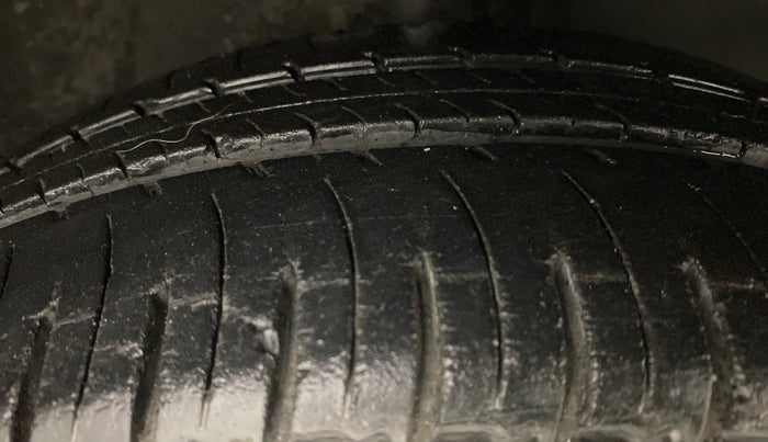 2016 Mahindra Kuv100 K6 6 STR, Petrol, Manual, 28,362 km, Right Front Tyre Tread