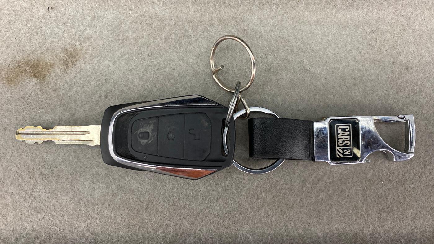 2016 Mahindra Kuv100 K6 6 STR, Petrol, Manual, 28,362 km, Key Close Up