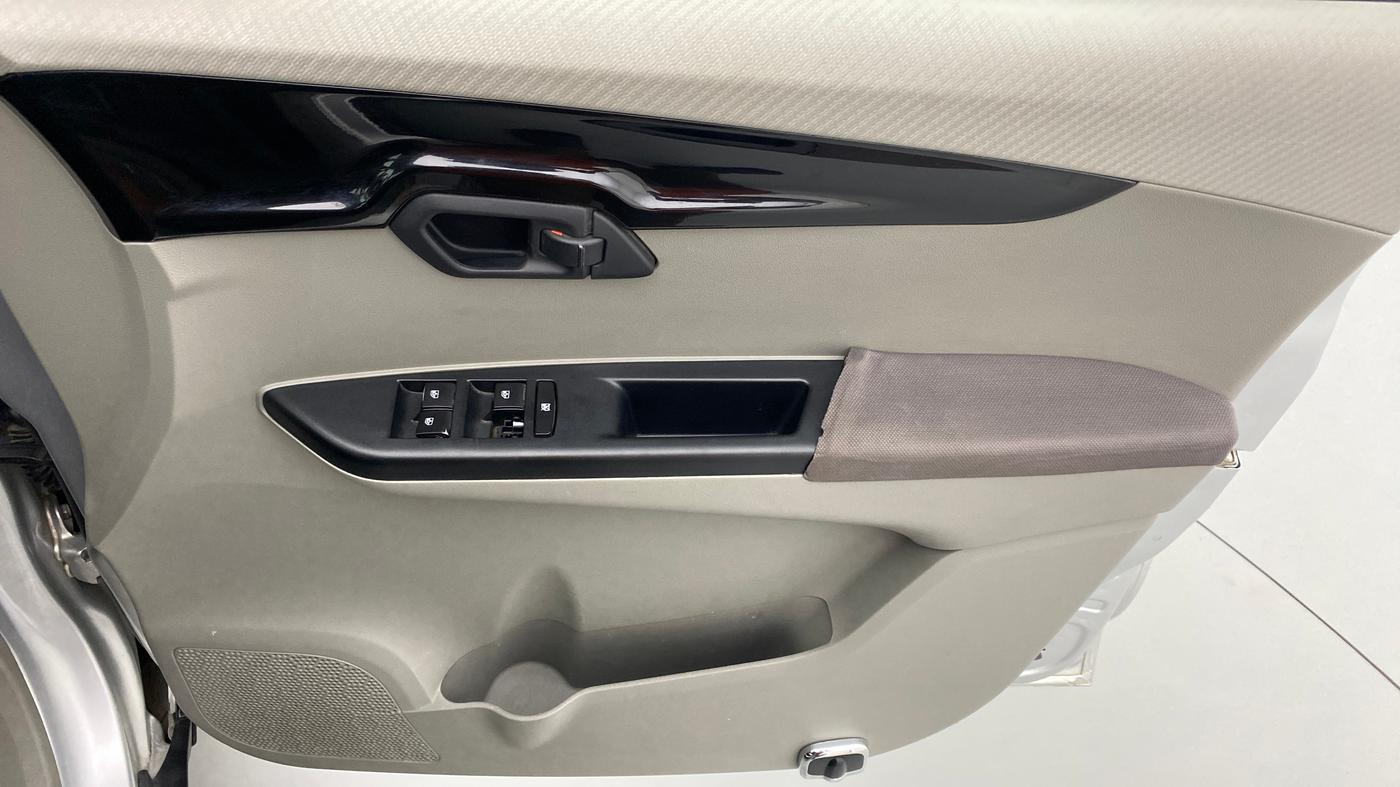 2016 Mahindra Kuv100 K6 6 STR, Petrol, Manual, 28,362 km, Driver Side Door Panels Control