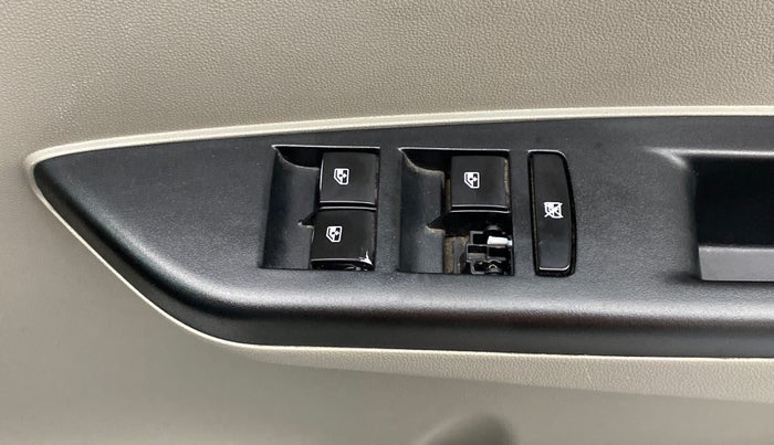 2016 Mahindra Kuv100 K6 6 STR, Petrol, Manual, 28,362 km, Right front window switch / handle - Master window function not working
