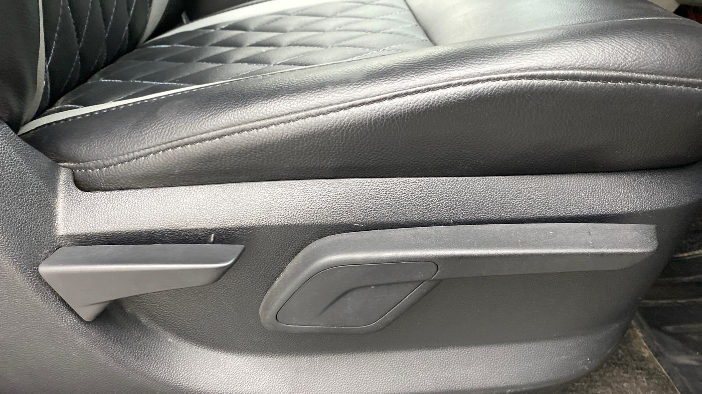 2016 Mahindra Kuv100 K6 6 STR, Petrol, Manual, 28,362 km, Driver Side Adjustment Panel