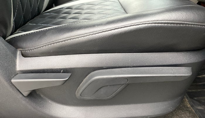 2016 Mahindra Kuv100 K6 6 STR, Petrol, Manual, 28,362 km, Driver Side Adjustment Panel