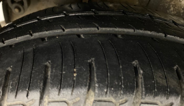 2016 Mahindra Kuv100 K6 6 STR, Petrol, Manual, 28,362 km, Right Rear Tyre Tread