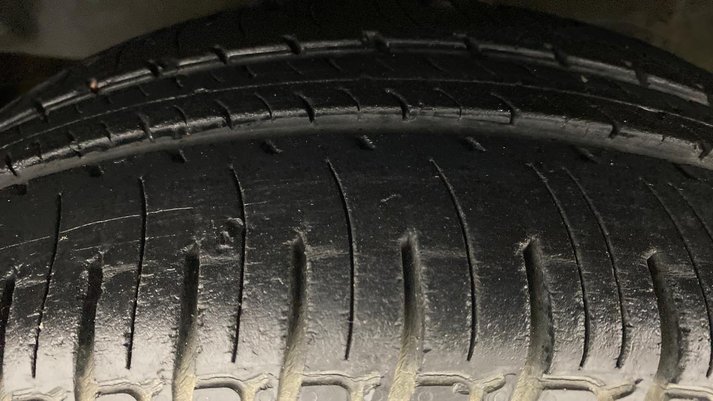 2016 Mahindra Kuv100 K6 6 STR, Petrol, Manual, 28,362 km, Left Front Tyre Tread