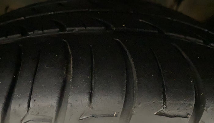 2013 Fiat Linea EMOTION 1.3, Diesel, Manual, 1,23,382 km, Left Front Tyre Tread