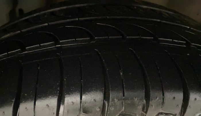 2013 Fiat Linea EMOTION 1.3, Diesel, Manual, 1,23,382 km, Right Rear Tyre Tread