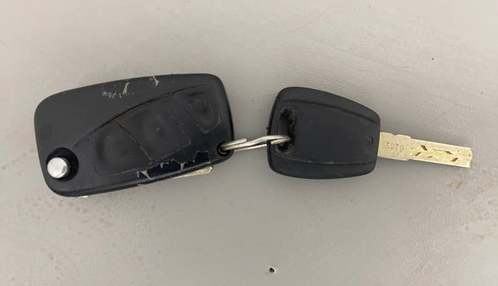 2013 Fiat Linea EMOTION 1.3, Diesel, Manual, 1,23,382 km, Key Close Up