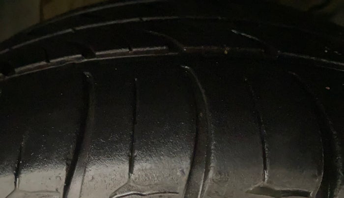 2013 Fiat Linea EMOTION 1.3, Diesel, Manual, 1,23,382 km, Right Front Tyre Tread