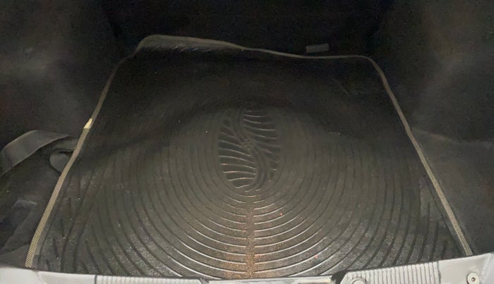 2013 Fiat Linea EMOTION 1.3, Diesel, Manual, 1,23,382 km, Boot Inside