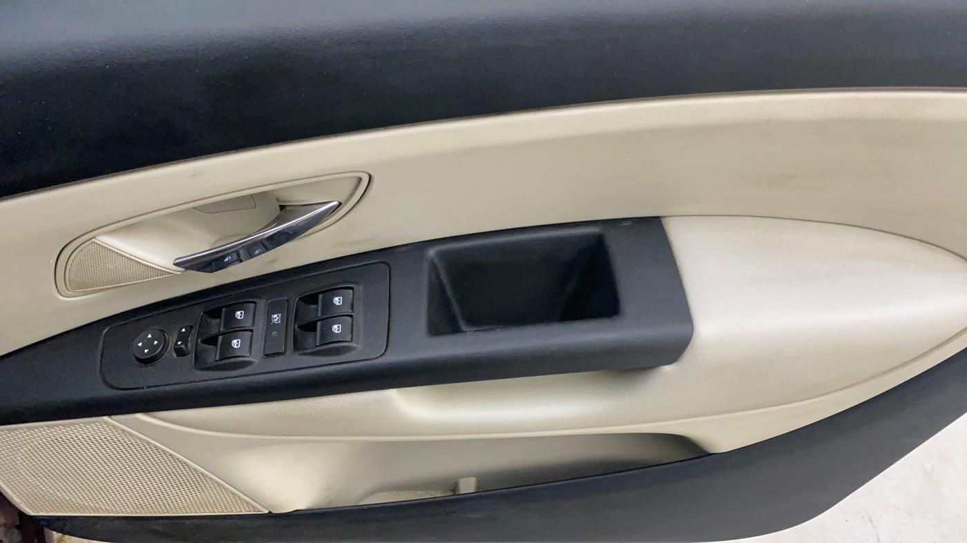 2013 Fiat Linea EMOTION 1.3, Diesel, Manual, 1,23,382 km, Driver Side Door Panels Control