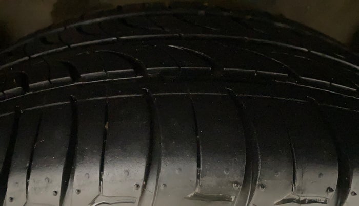 2013 Fiat Linea EMOTION 1.3, Diesel, Manual, 1,23,382 km, Left Rear Tyre Tread