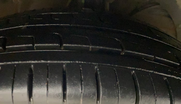 2018 Maruti Swift LXI, Petrol, Manual, 66,420 km, Right Front Tyre Tread