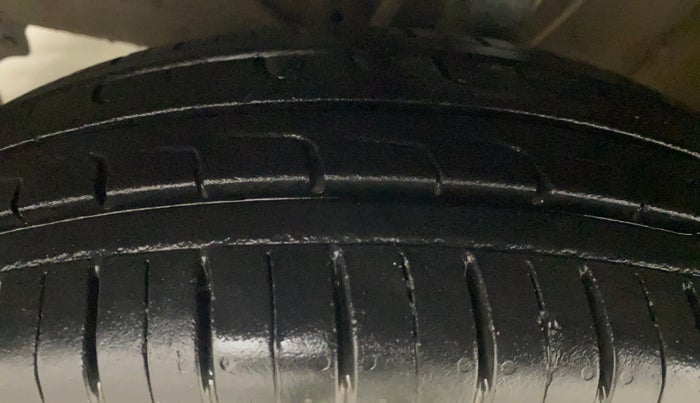 2018 Maruti Swift LXI, Petrol, Manual, 66,420 km, Left Front Tyre Tread