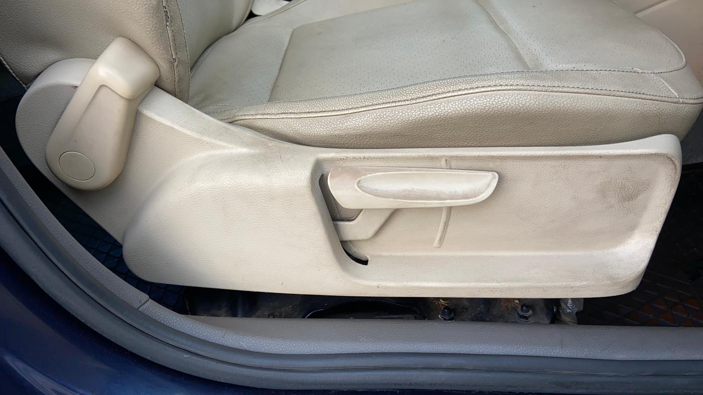 2015 Volkswagen Vento HIGHLINE DIESEL 1.5, Diesel, Manual, 1,15,467 km, Driver Side Adjustment Panel
