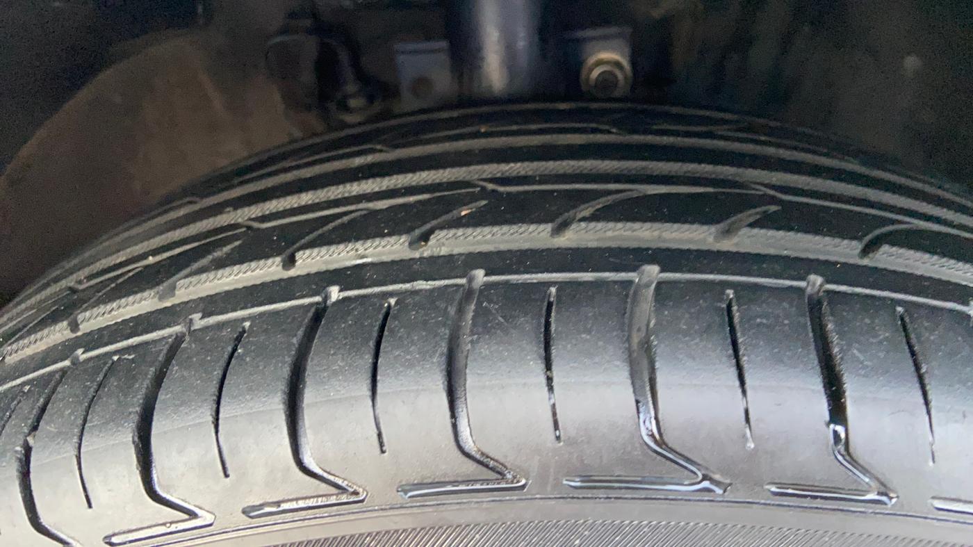 2015 Volkswagen Vento HIGHLINE DIESEL 1.5, Diesel, Manual, 1,15,467 km, Right Front Tyre Tread