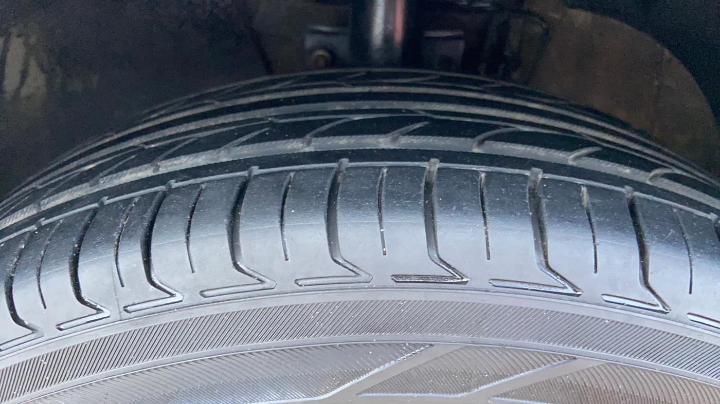 2015 Volkswagen Vento HIGHLINE DIESEL 1.5, Diesel, Manual, 1,15,467 km, Left Front Tyre Tread