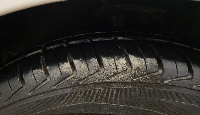 2015 Hyundai i10 MAGNA 1.1, Petrol, Manual, 58,582 km, Left Front Tyre Tread