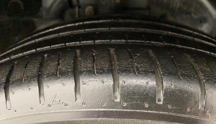 2018 Ford Figo Aspire 1.2 TITANIUM PETROL, Petrol, Manual, 33,914 km, Right Front Tyre Tread