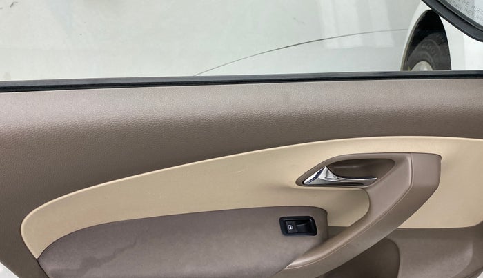 2014 Skoda Rapid ELEGANCE 1.6 MPI MT, Petrol, Manual, 82,038 km, Left front window switch / handle - Power window makes minor noise