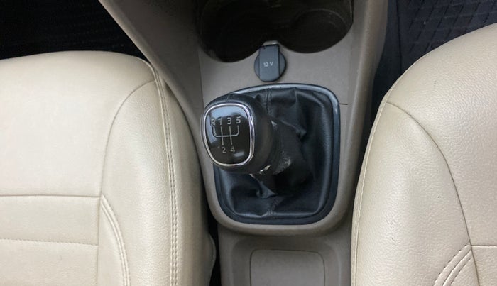 2014 Skoda Rapid ELEGANCE 1.6 MPI MT, Petrol, Manual, 82,038 km, Gear lever - Boot cover slightly torn