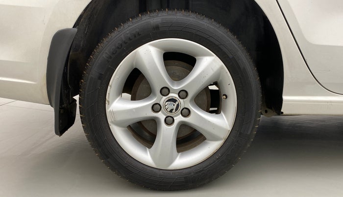 2014 Skoda Rapid ELEGANCE 1.6 MPI MT, Petrol, Manual, 82,038 km, Right Rear Wheel