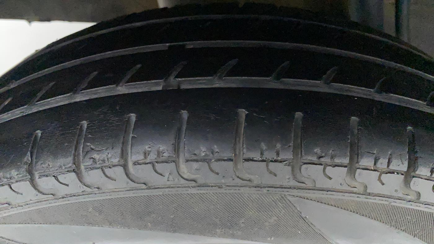 2018 Renault Kwid 1.0 RXT Opt, Petrol, Manual, 62,106 km, Right Rear Tyre Tread