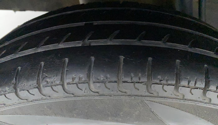 2018 Renault Kwid 1.0 RXT Opt, Petrol, Manual, 62,106 km, Right Rear Tyre Tread