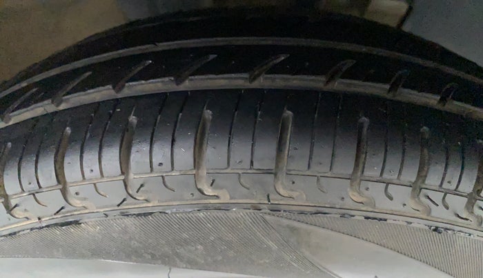 2018 Renault Kwid 1.0 RXT Opt, Petrol, Manual, 62,106 km, Right Front Tyre Tread