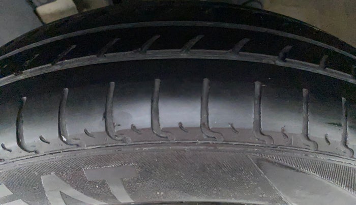 2018 Renault Kwid 1.0 RXT Opt, Petrol, Manual, 62,106 km, Left Front Tyre Tread